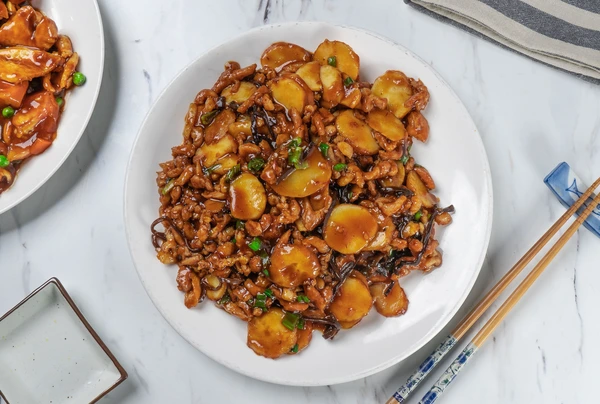 Minced Meat Stir-Fry with Wood Ear Mushrooms in Brown Sauce